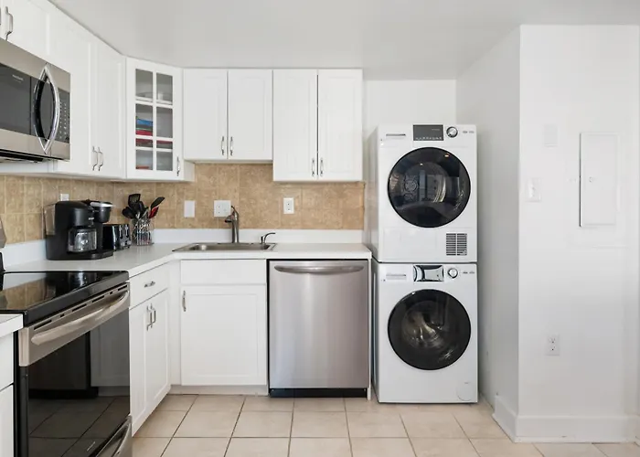 Apartment 2br Capri Oceanfront Condo, Indoor Pool, Massage Chair, Brand New Bathrooms 2025, Unbeatable Views!